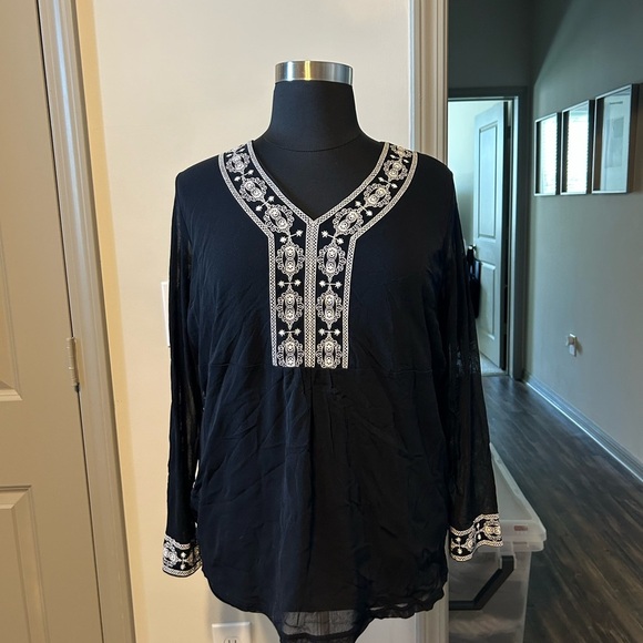 Elegant Black Embroidered Women's Top - Picture 1 of 1